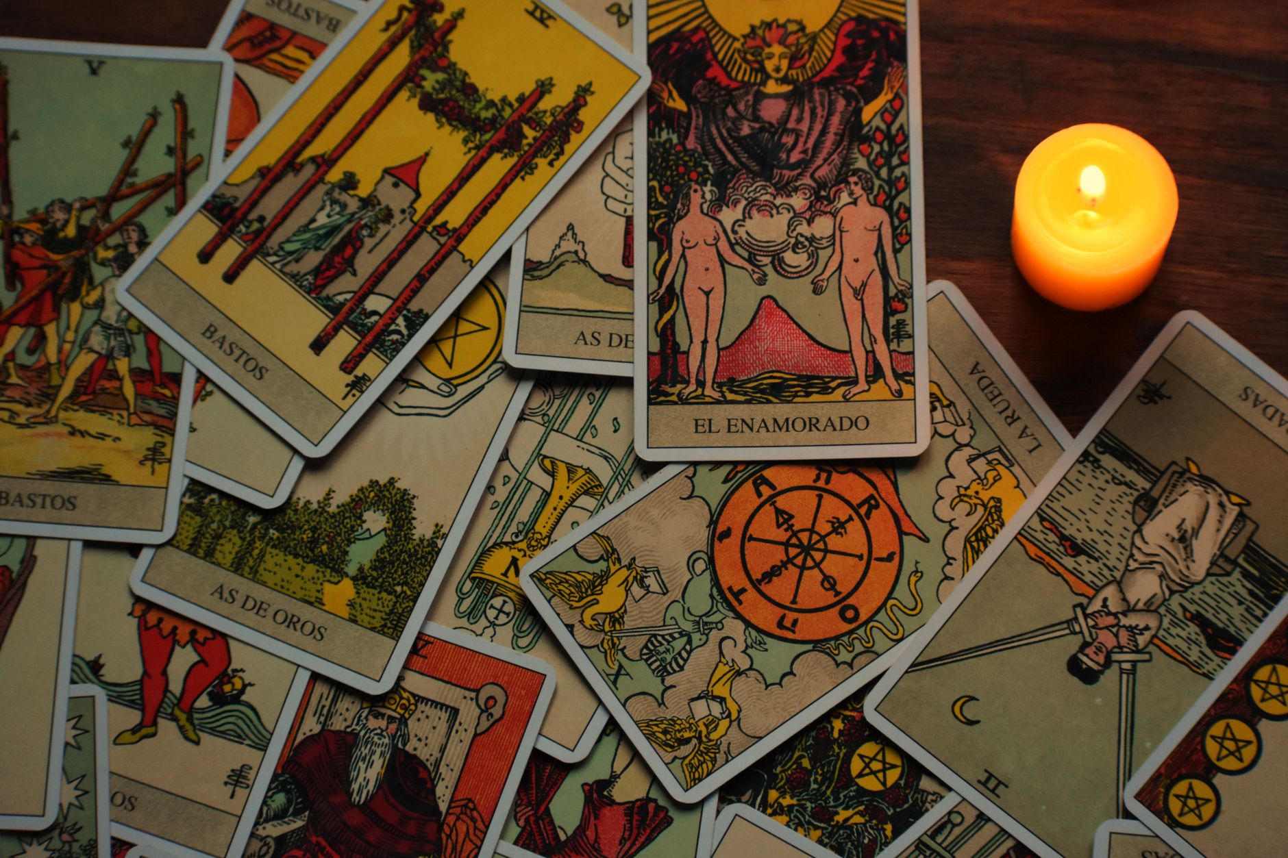 Cartes de tarot et bougies sur une table.