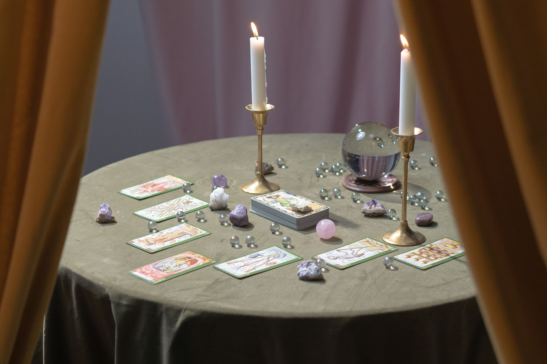 Cartes de tarot et bougies sur une table.