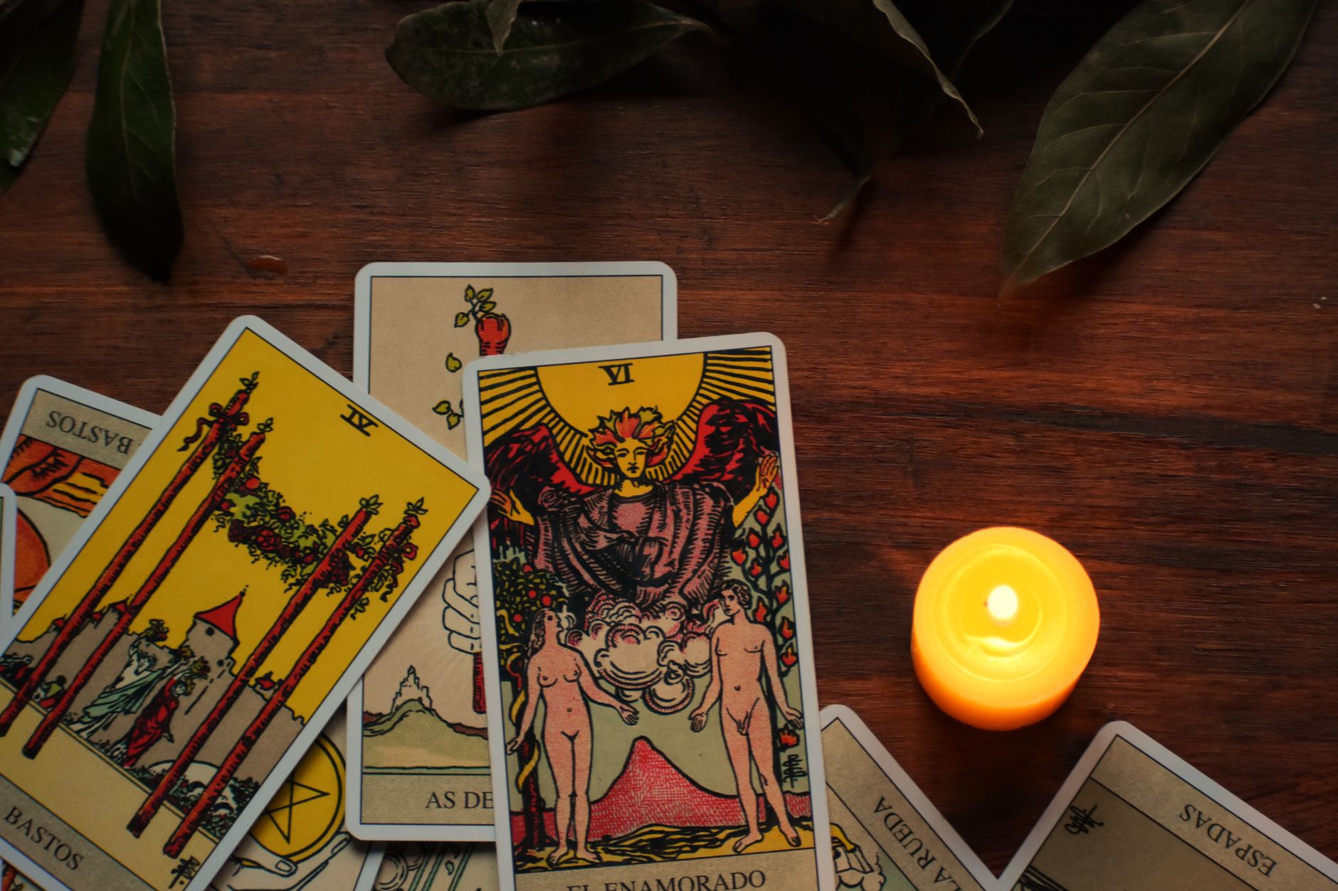 Cartes de tarot et bougies sur une table.