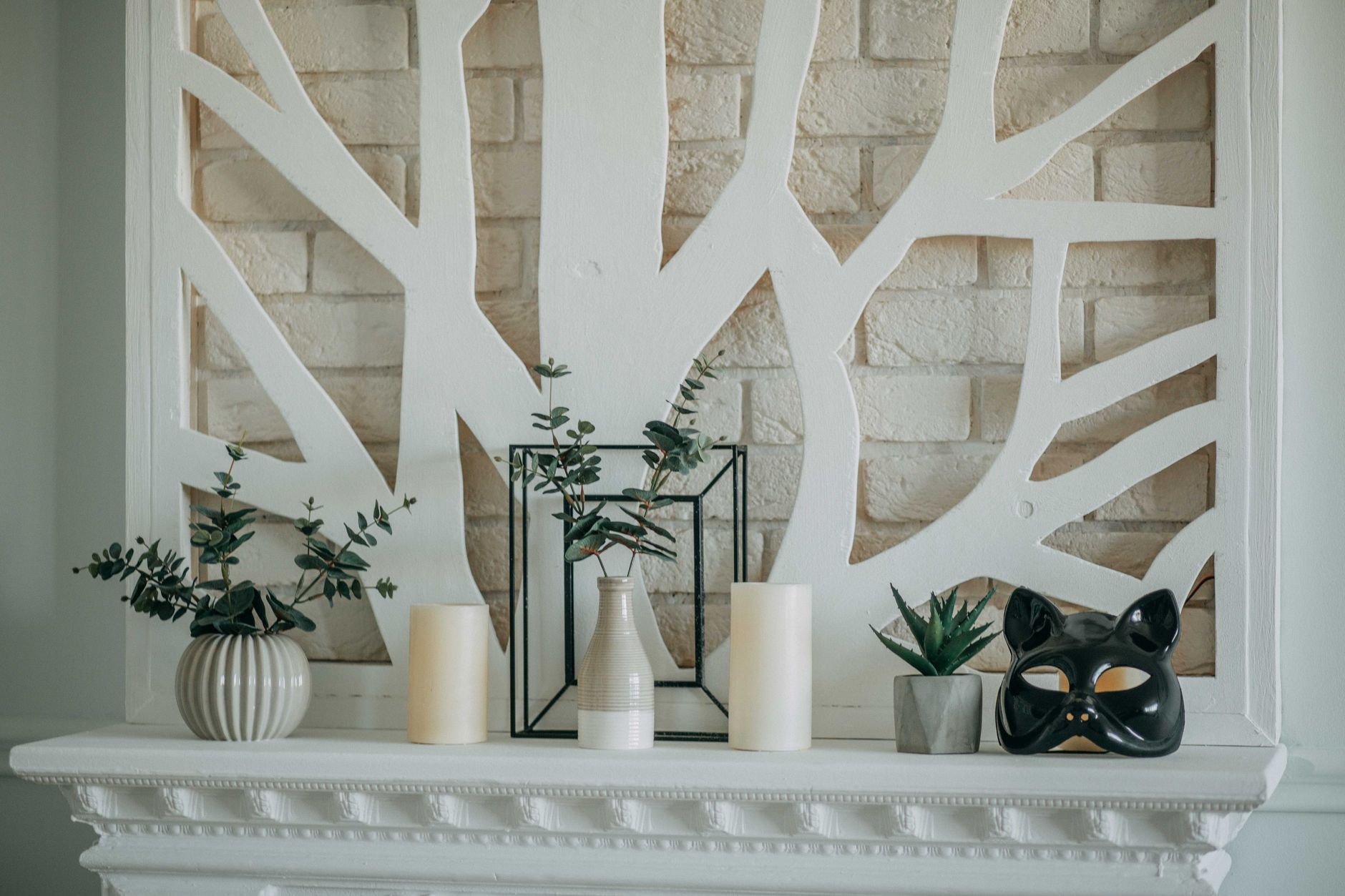 Chambre avec bougie ou plante dans une ambiance douce.