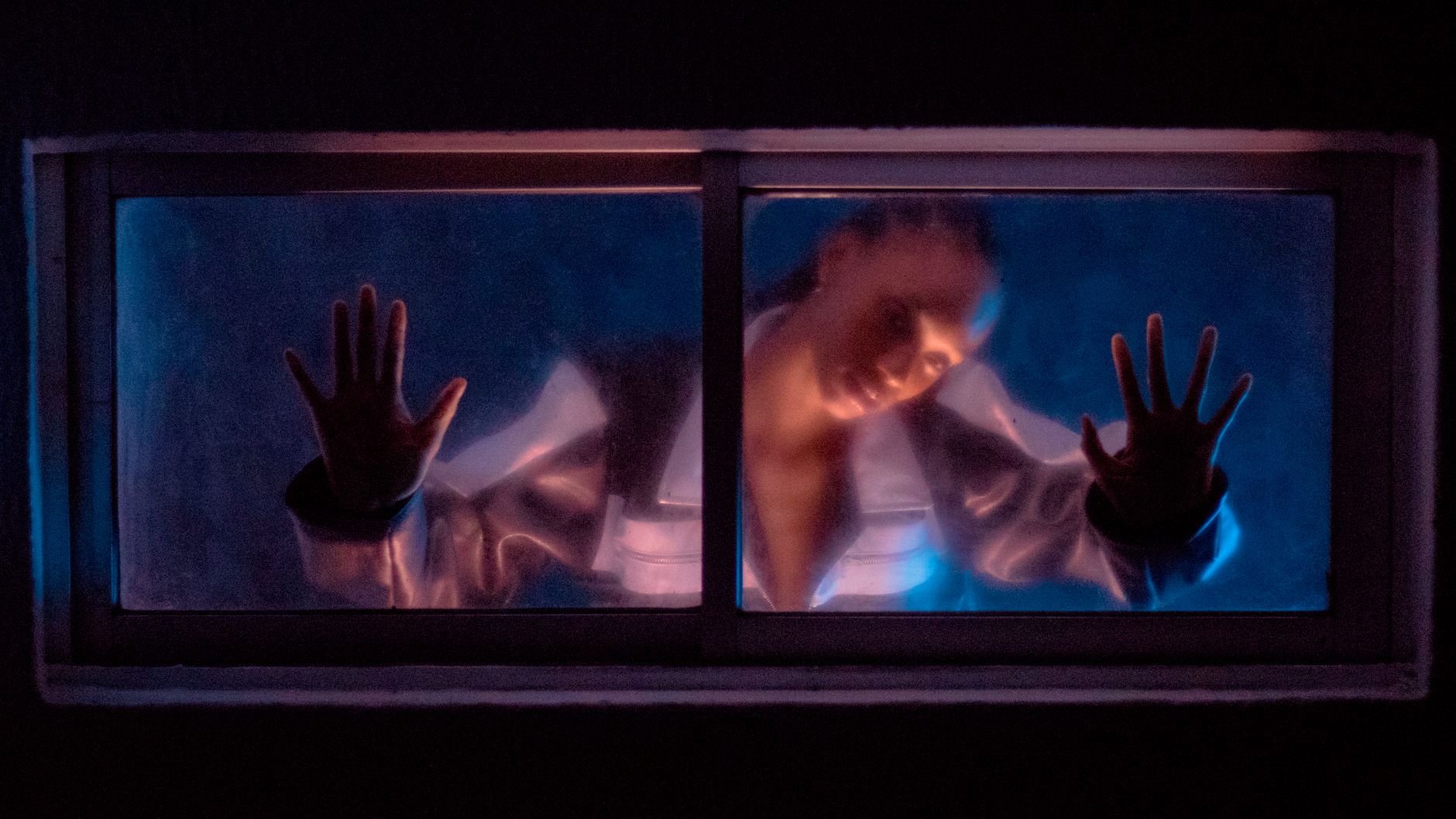 Deux personnes ou mains de couple en silhouette.