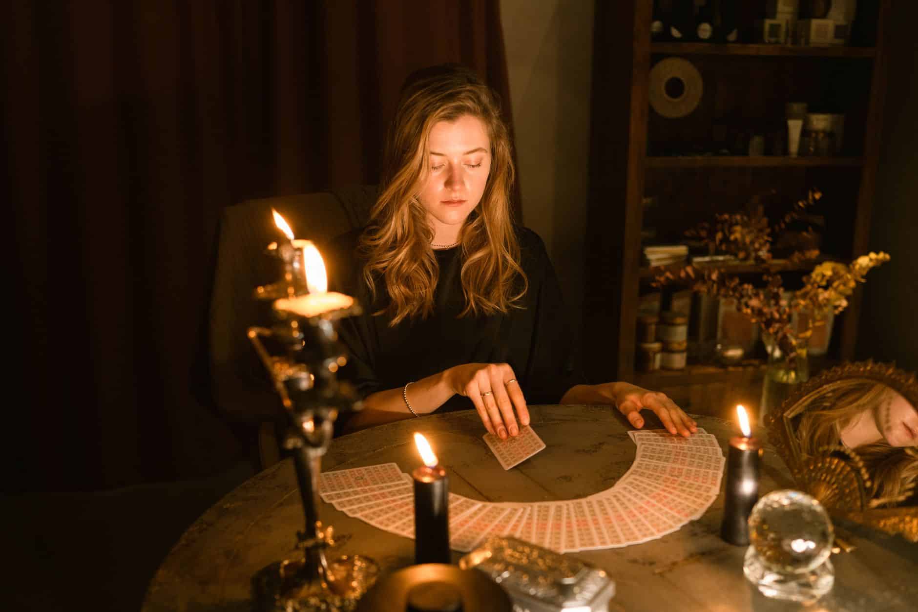 Cartes de tarot et bougies sur une table.