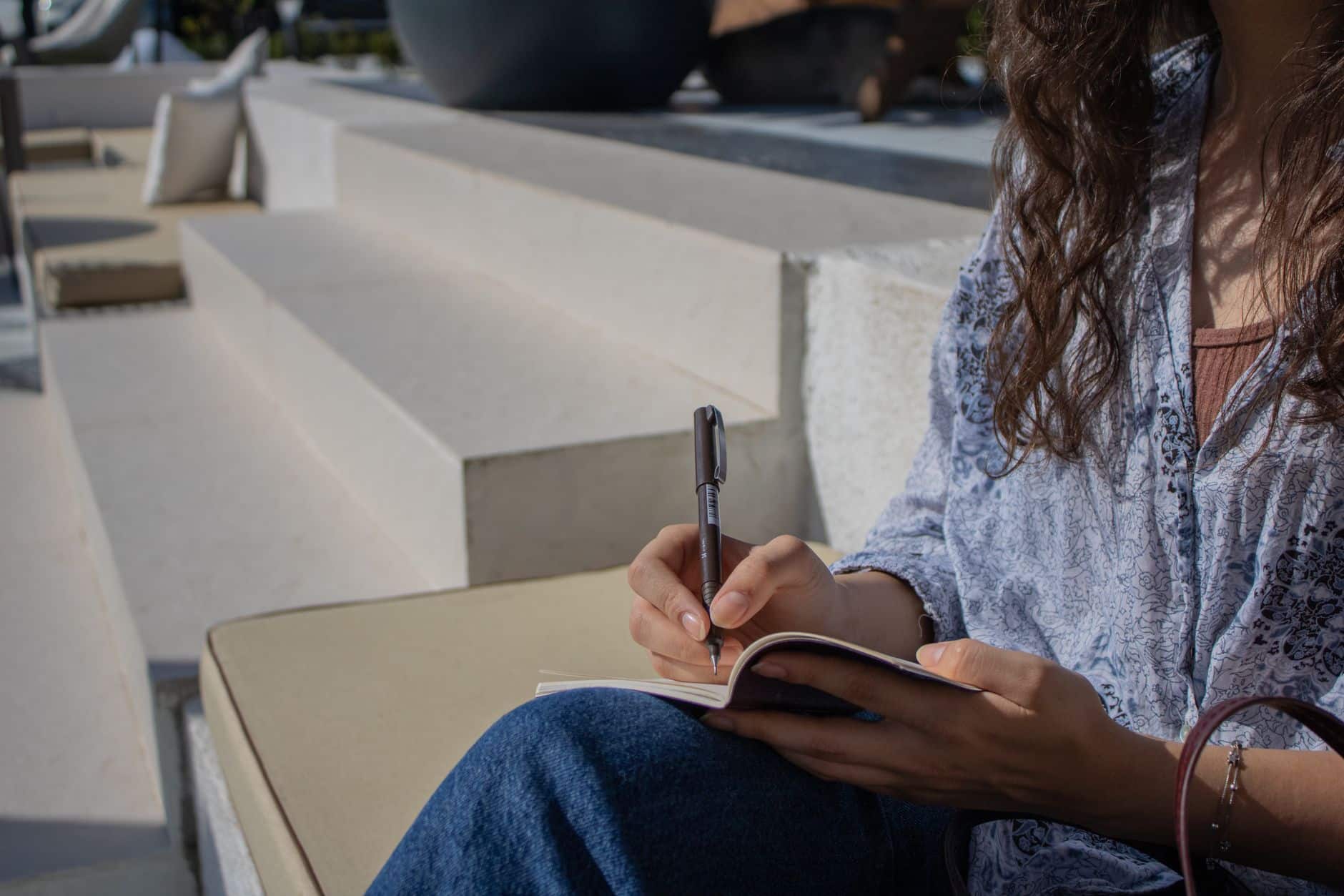 Carnet, stylo et calculatrice sur un bureau.