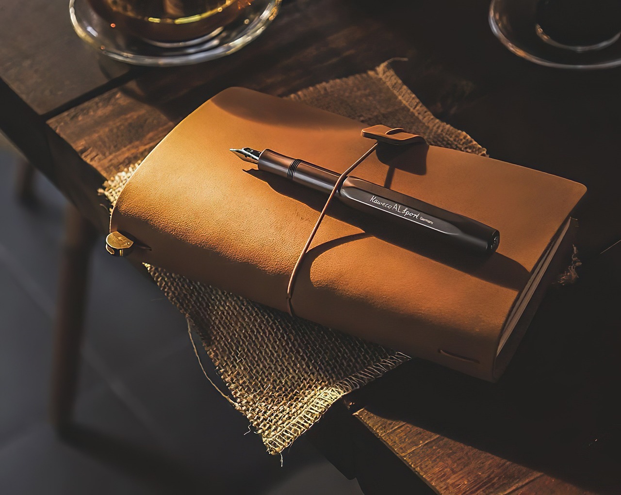 Nombres notes dans un carnet avec un stylo.