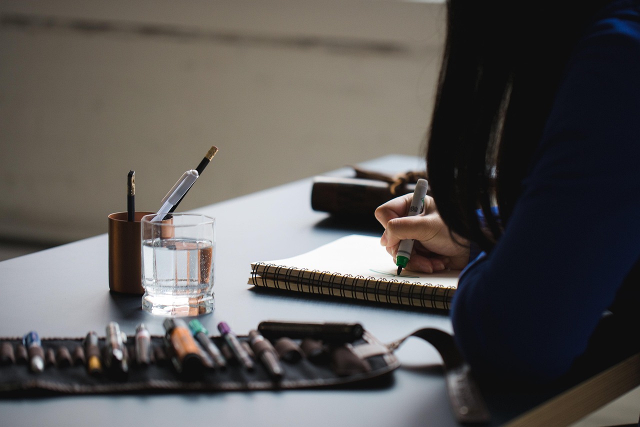 Carnet, stylo et calculatrice sur un bureau.