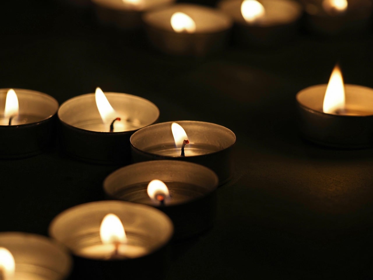 Bougie allumee dans une ambiance de meditation.