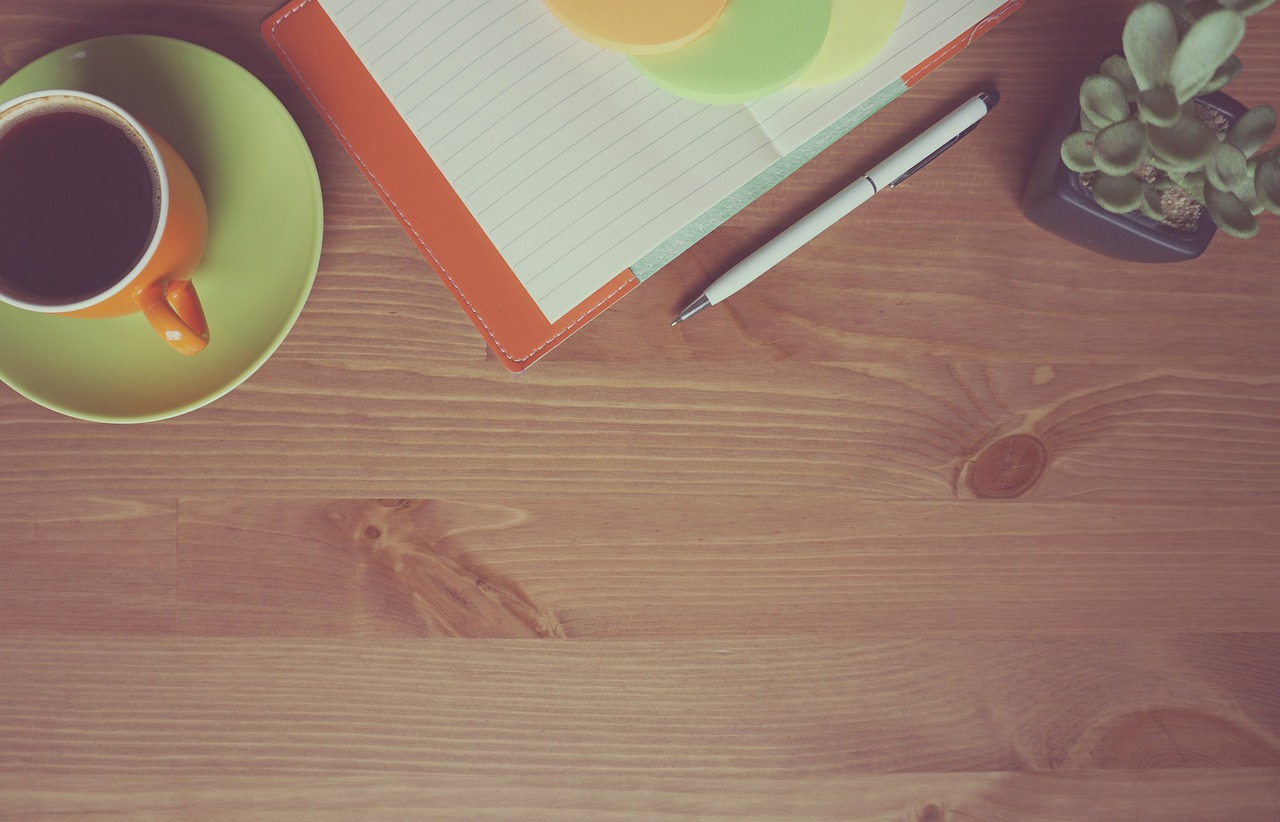Carnet et stylo sur un bureau.