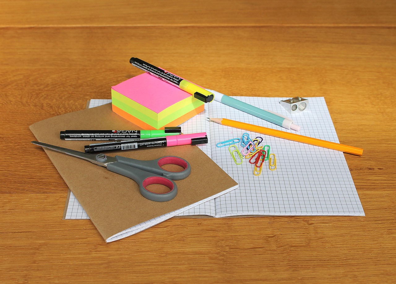 Carnet de notes ouvert sur un bureau.