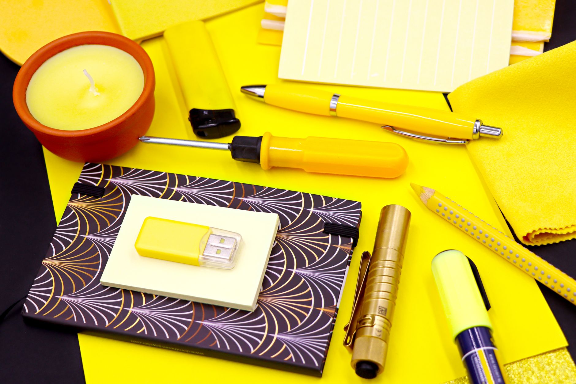 Carnet et stylo près d’une bougie.