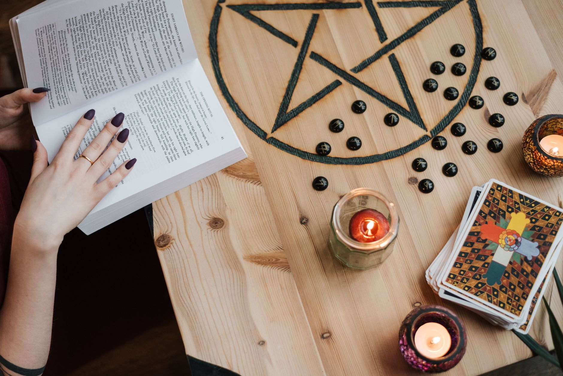 Cartes de tarot et bougies sur une table.