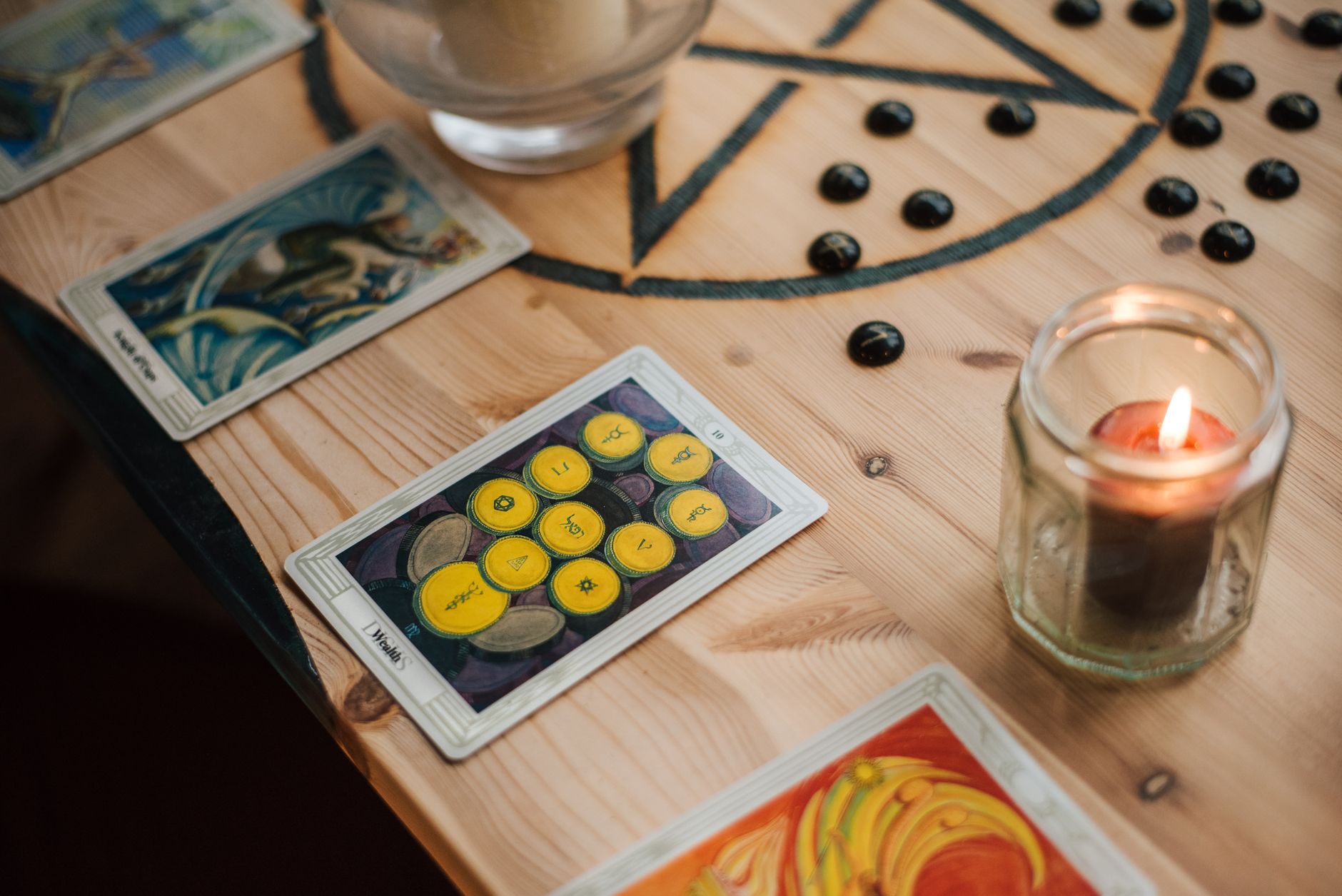 Cartes de tarot posees sur une table.