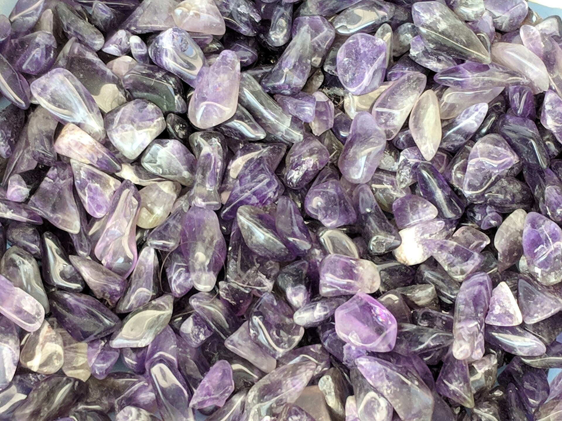 Cristaux ou pierres naturelles posees ensemble.