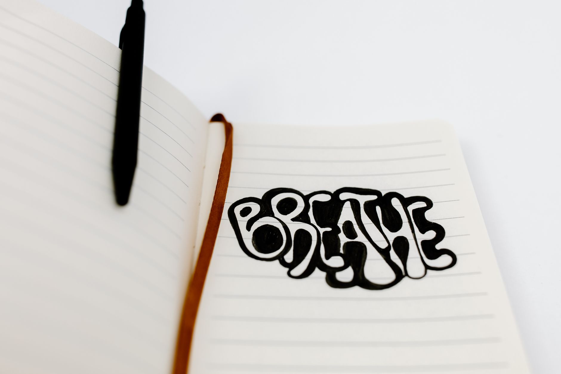 Main ecrivant dans un carnet.