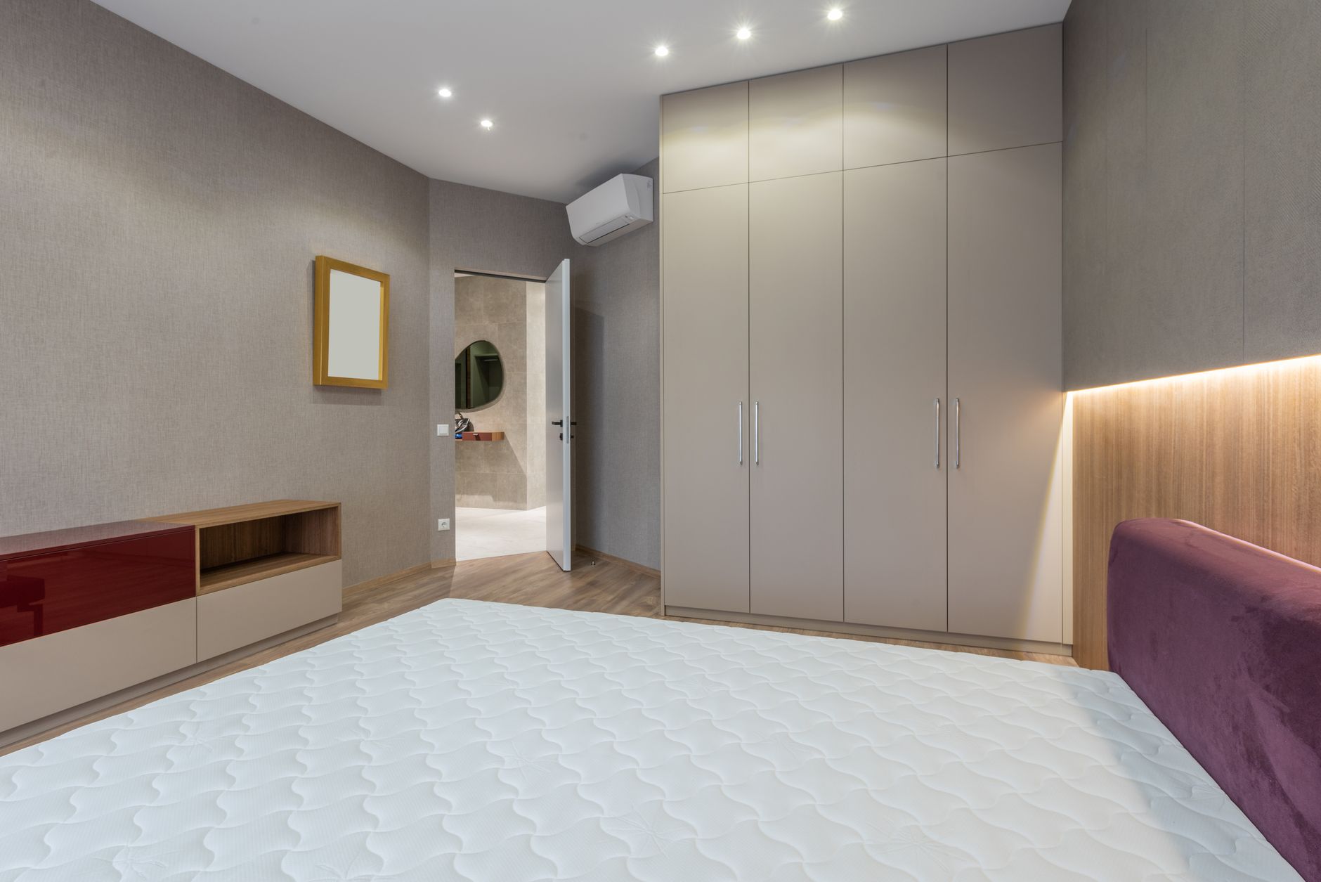 Chambre minimaliste et lumineuse.