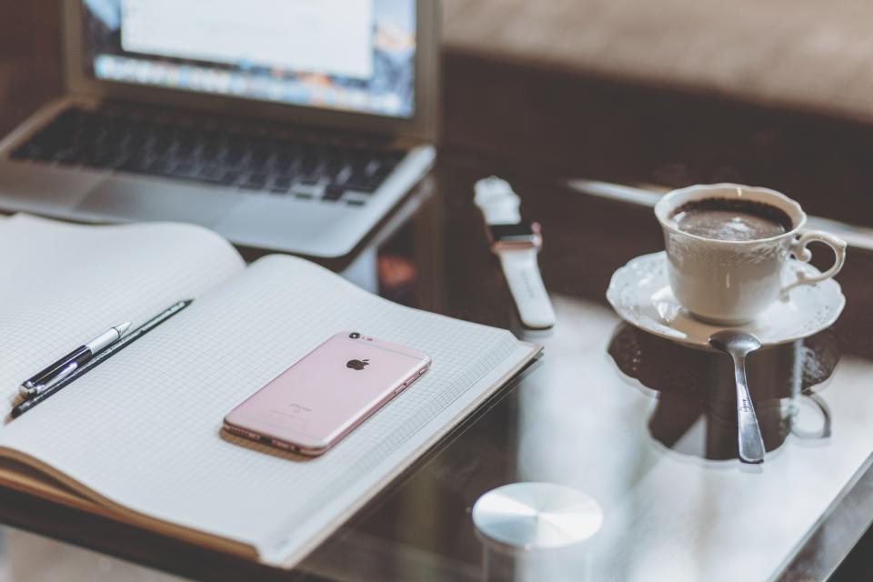 Telephone, casque ou carnet de notes sur un bureau de travail.