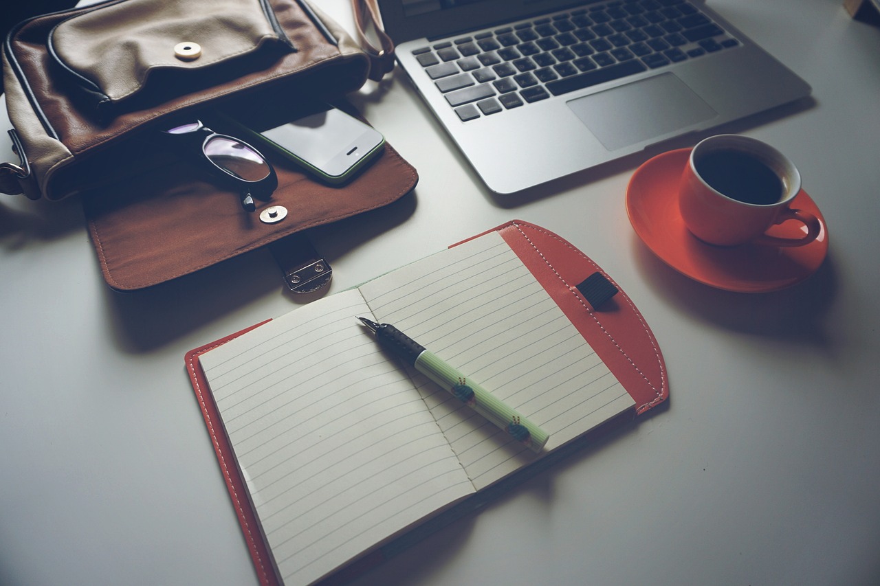 Bureau de travail avec carnet de notes.
