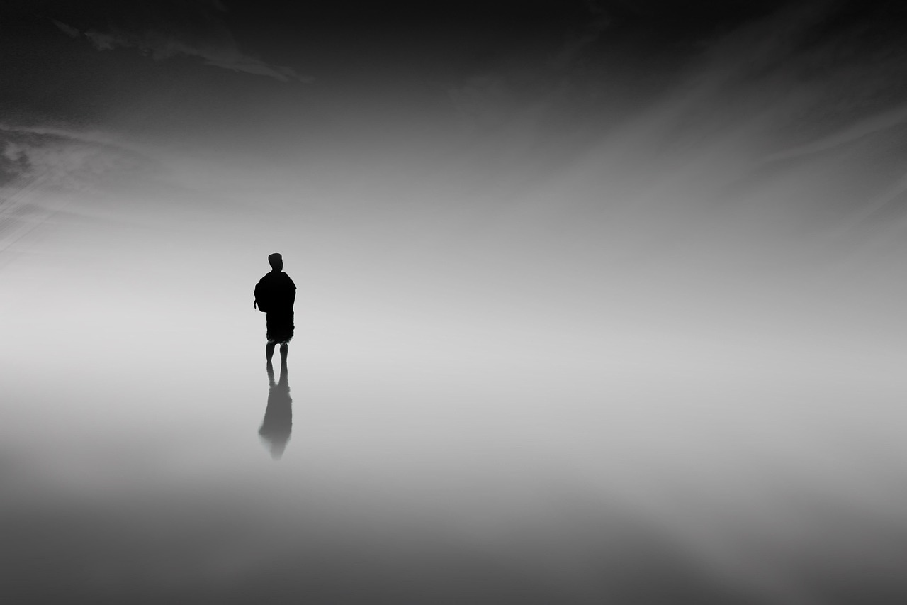 Personne pres d une fenetre dans une ambiance introspective.
