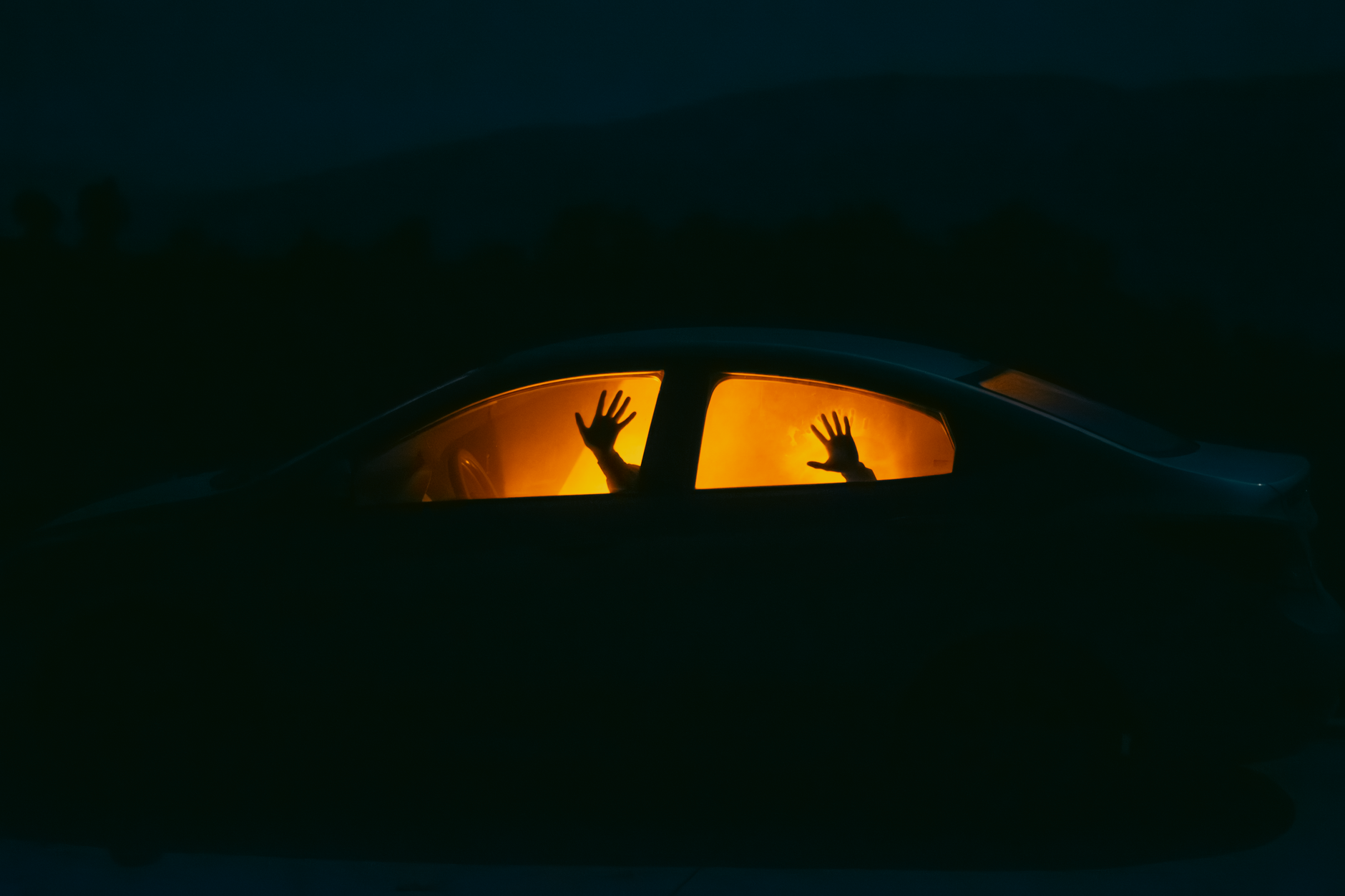 Deux personnes ou mains de couple en silhouette.