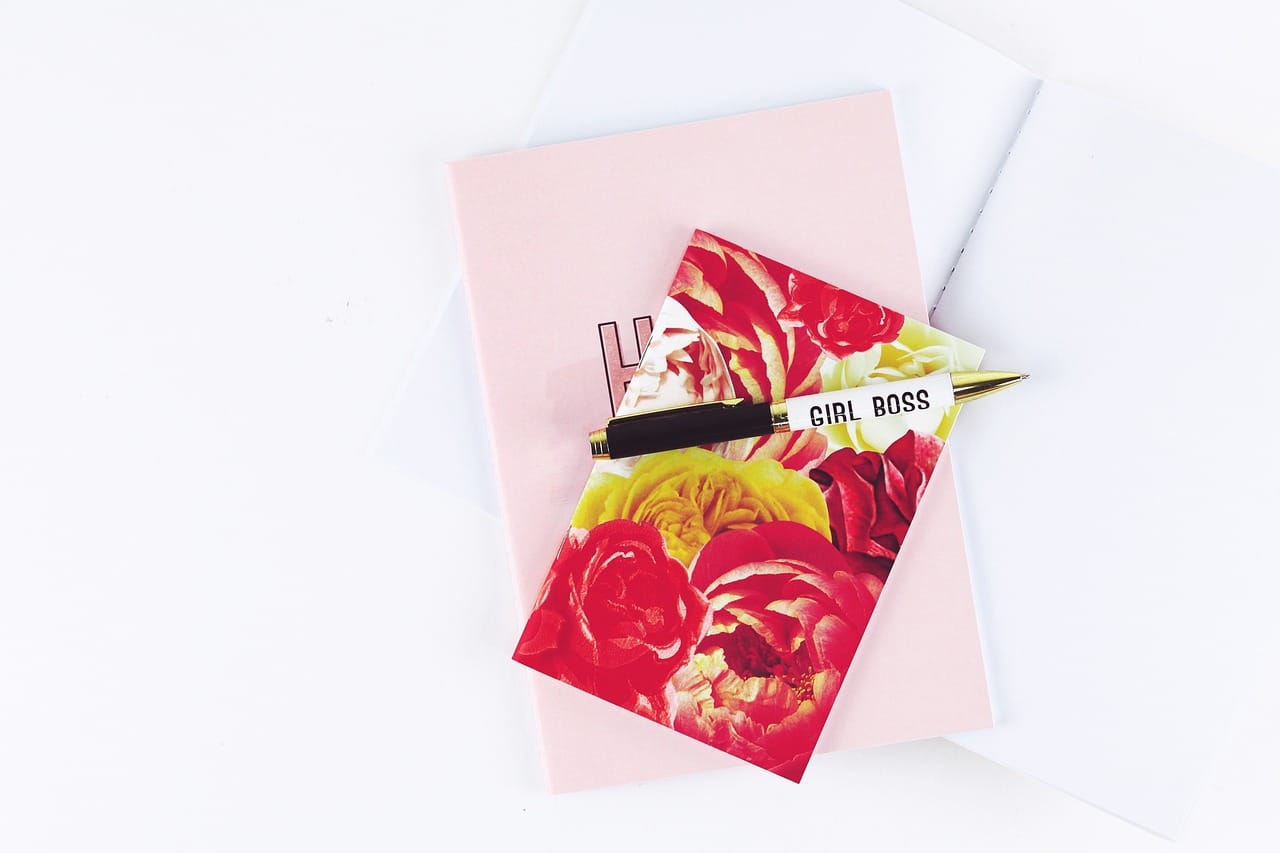 Carnet de notes ouvert sur un bureau.