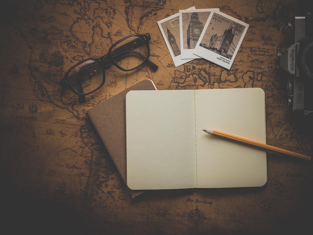 Carnet de notes ouvert sur un bureau.