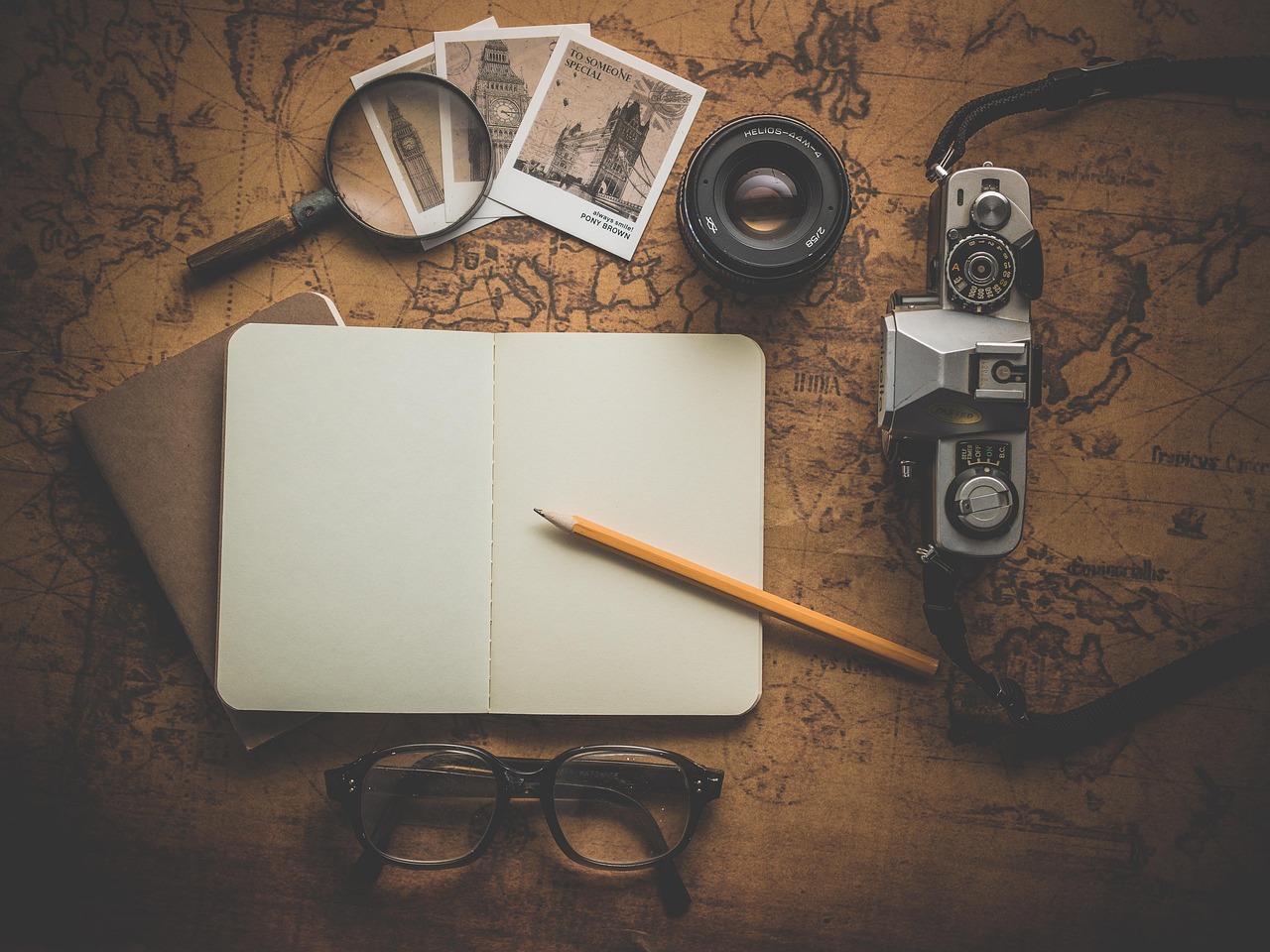 Carnet de notes ouvert sur un bureau.