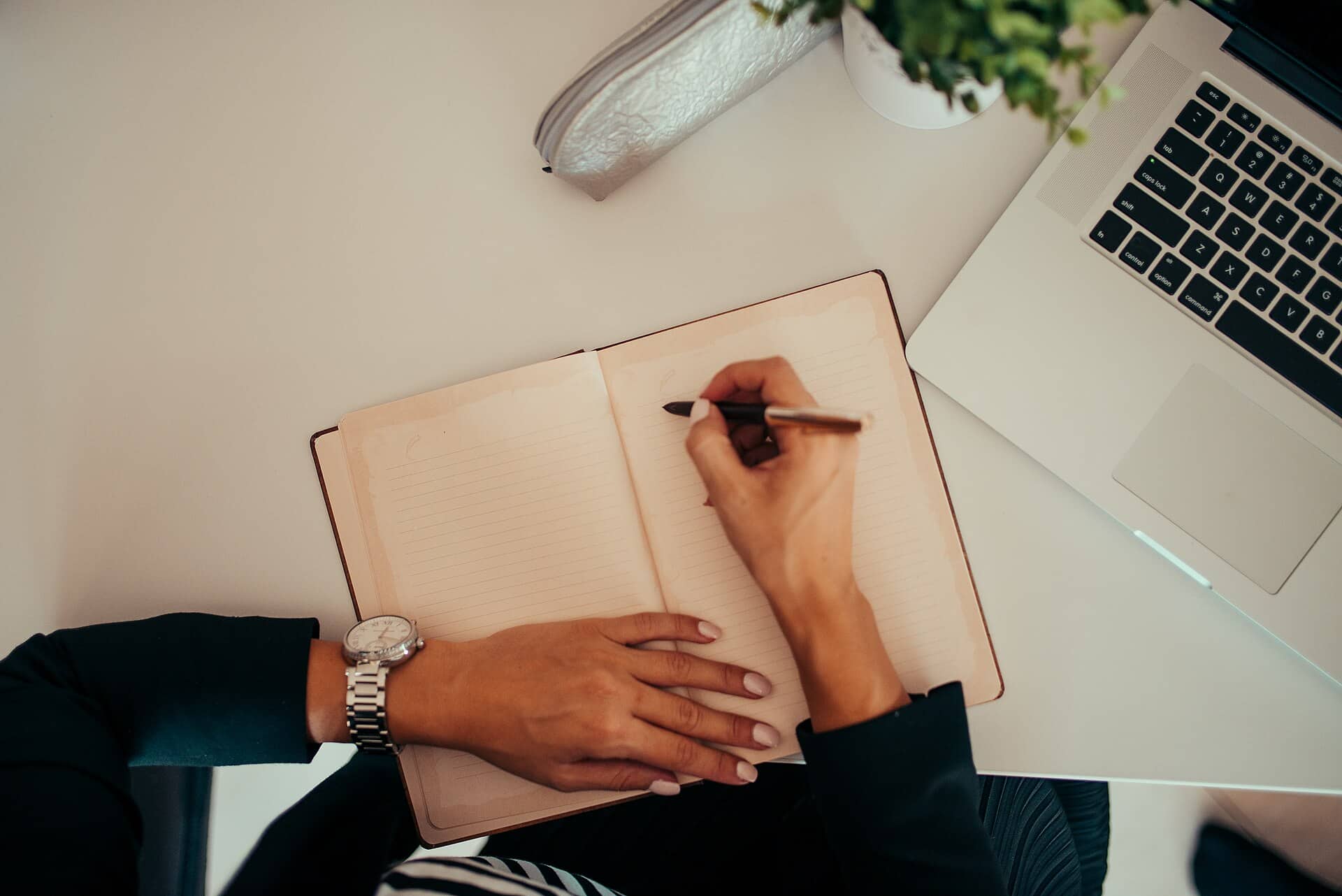 Carnet de notes ouvert sur un bureau.