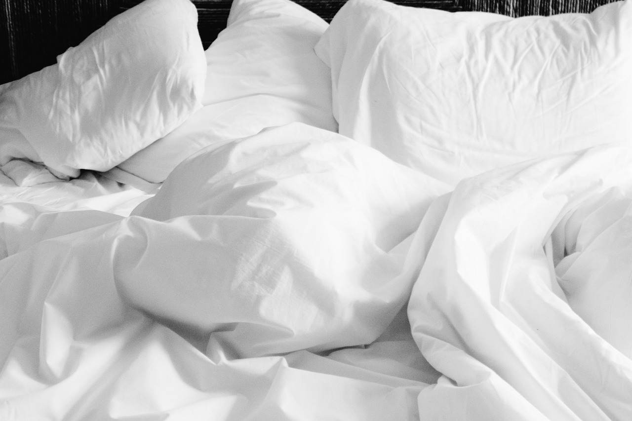 Feng shui de la chambre : repos, intimité et circulation sans règles anxiogènes