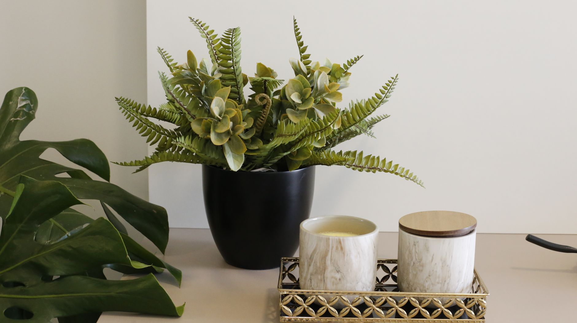 Chambre avec bougie ou plante dans une ambiance douce.