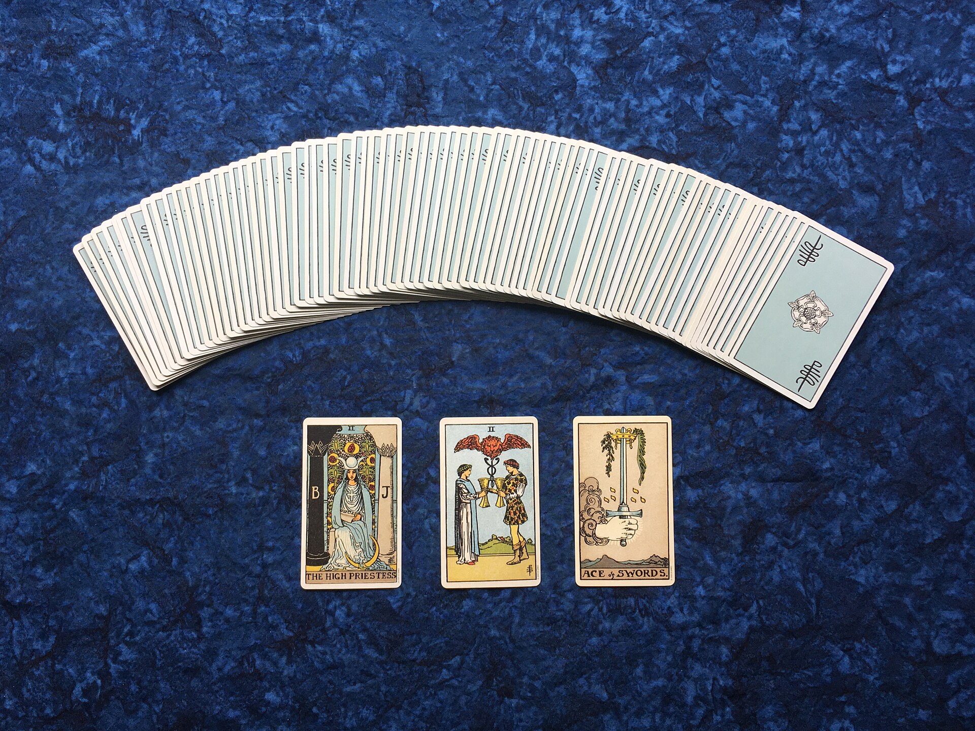 Tirage de cartes de tarot avec bougies pour une guidance sentimentale