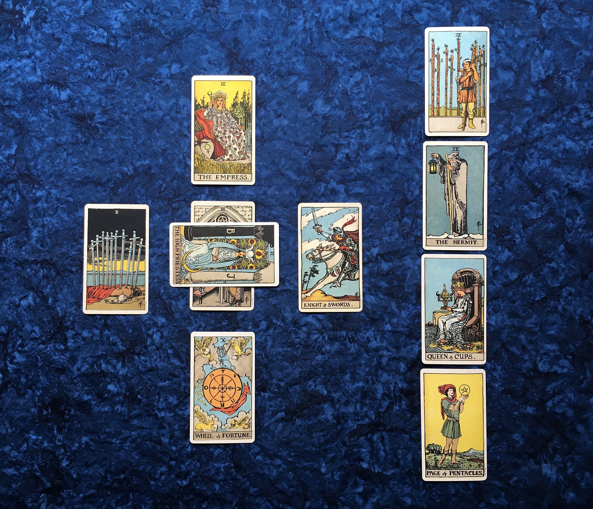 Cartes de tarot posees sur une table.