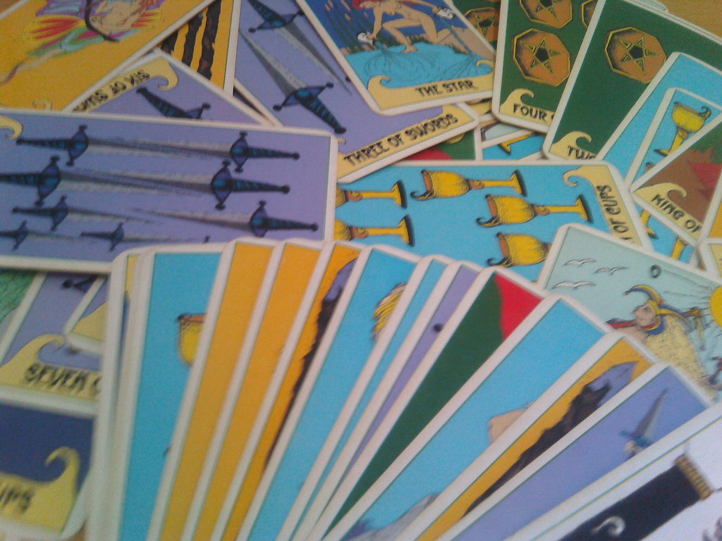 Cartes de tarot posees sur une table.