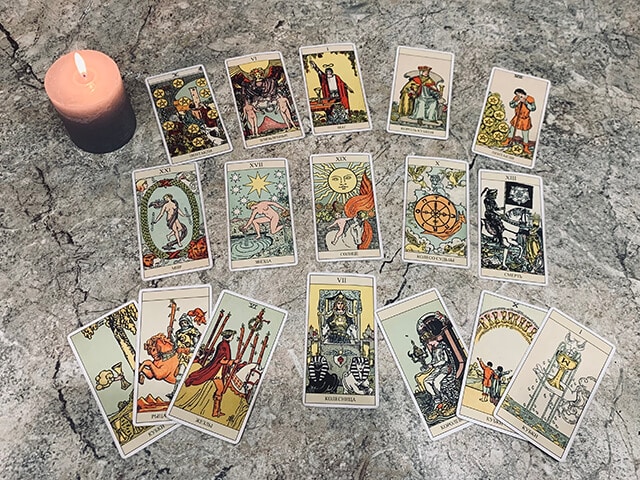 Cartes de tarot posees sur une table.
