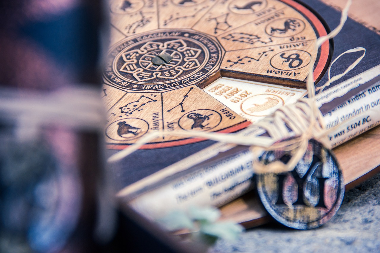 Phases de la lune ou symboles astrologiques.