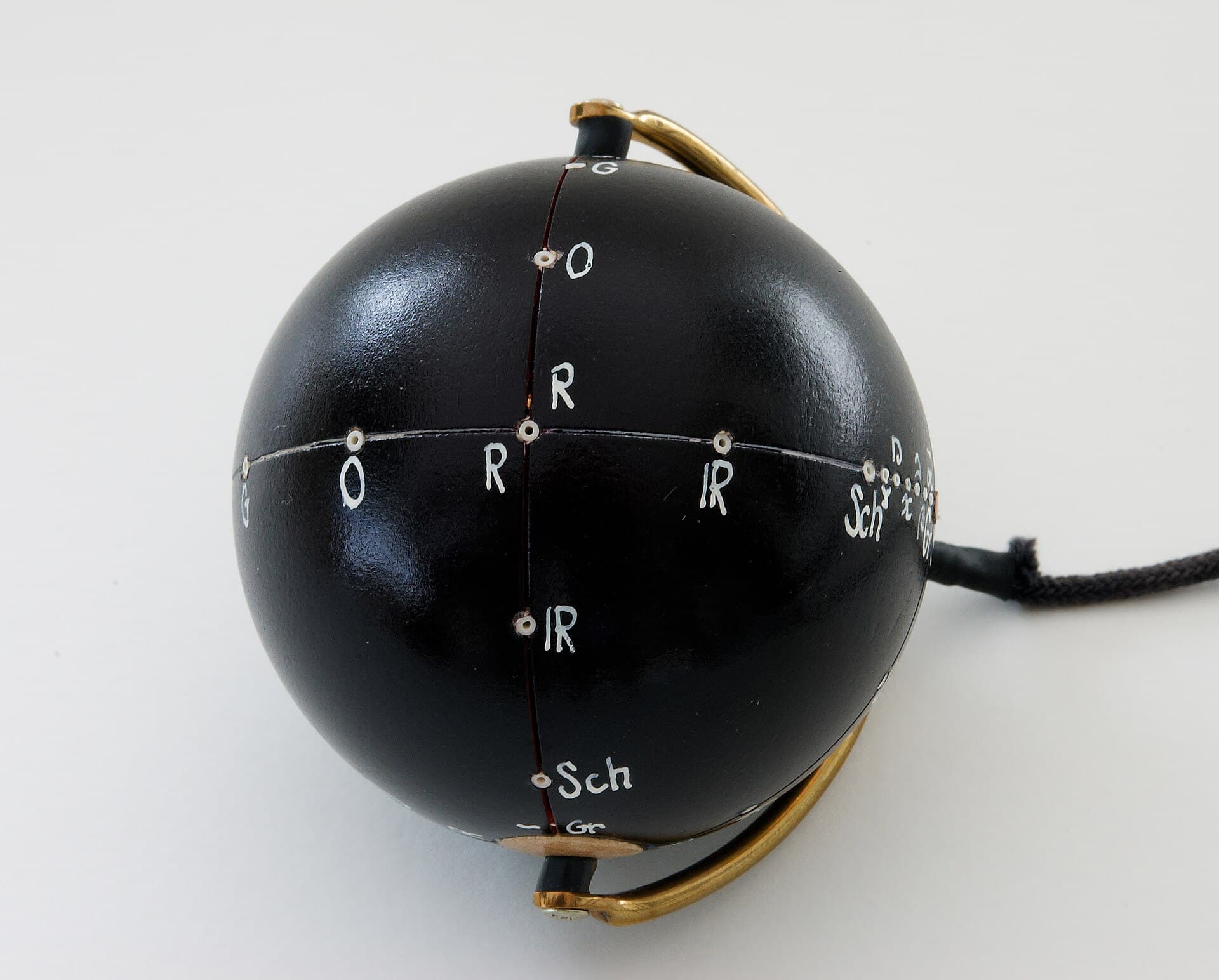 Pendule ou chaine doree sur fond sombre.