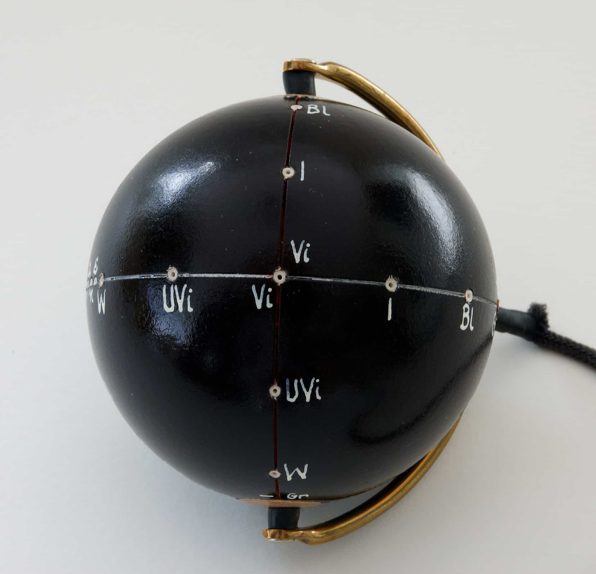 Pendule de radiesthesie suspendu.