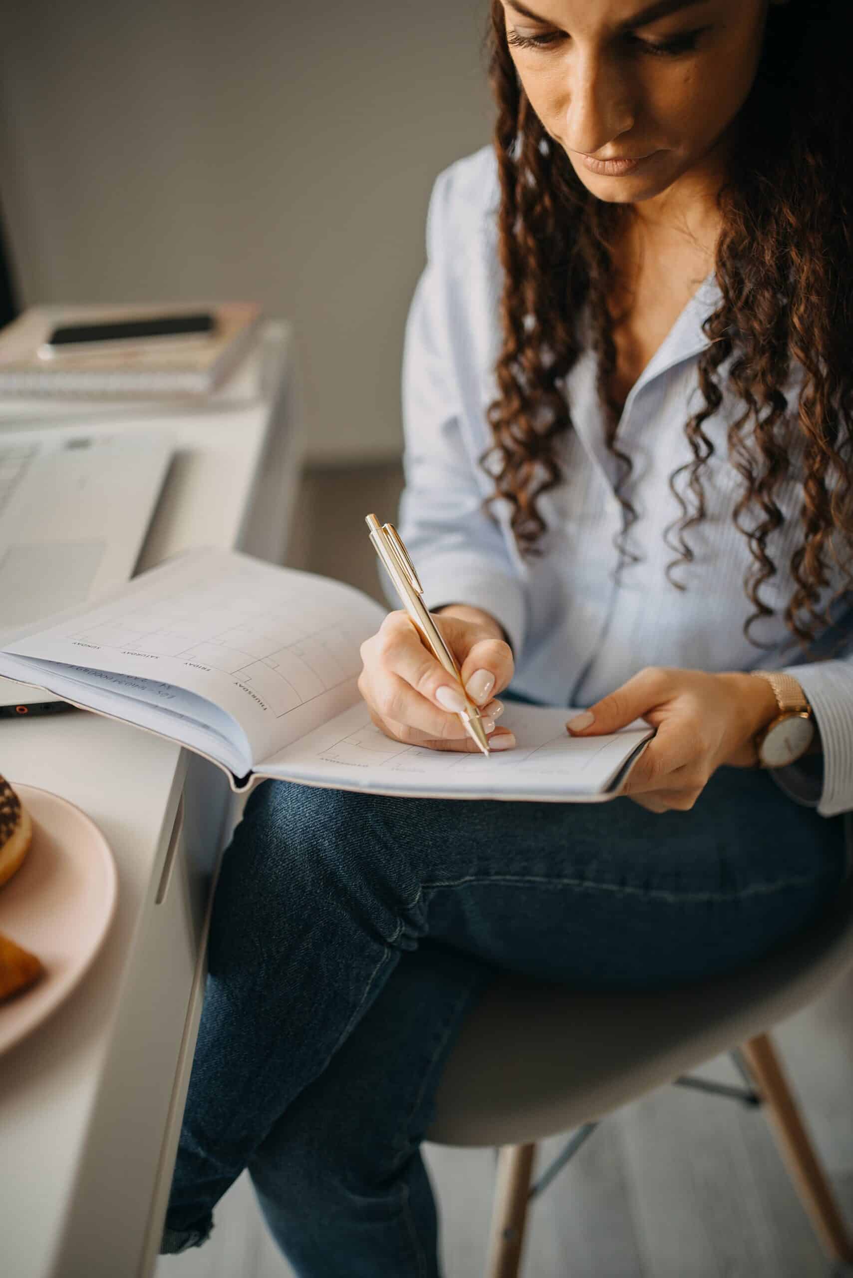 Telephone, casque ou carnet de notes sur un bureau de travail.