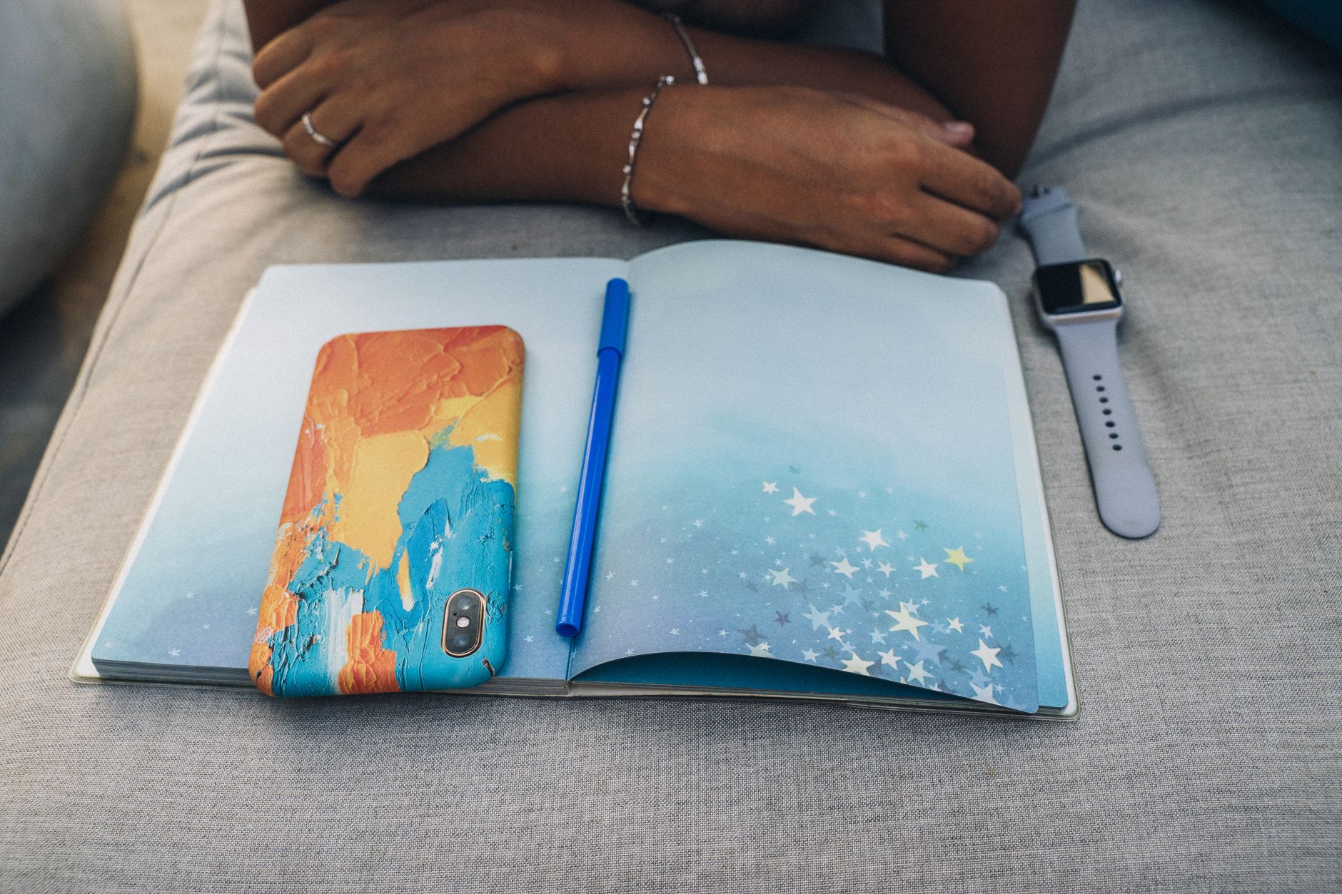 Carnet, stylo et calculatrice sur un bureau.
