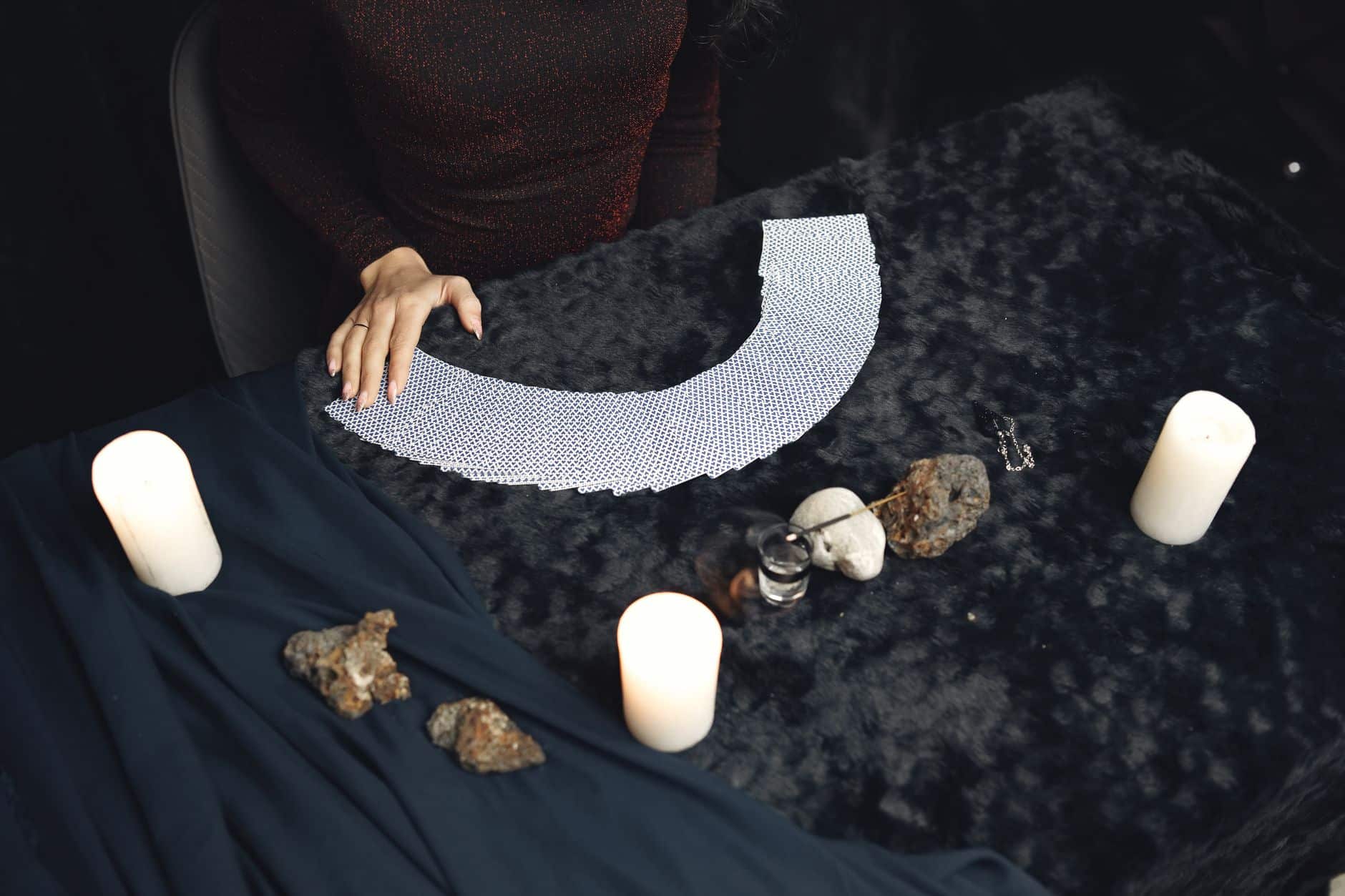 Cartes de tarot et bougies sur une table.