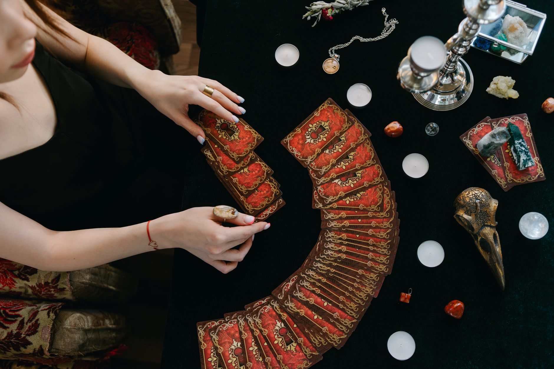 Cartes de tarot et bougies sur une table.