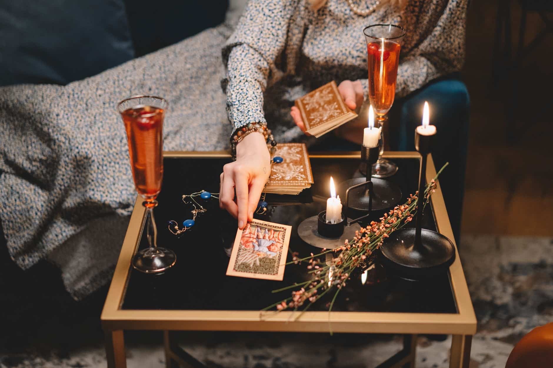 Cartes de tarot posées sur une table.