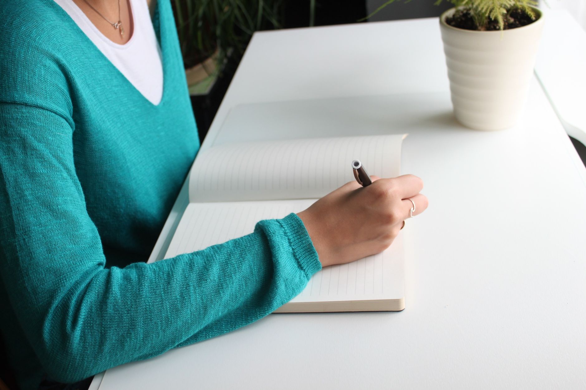 Carnet, stylo et calculatrice sur un bureau.