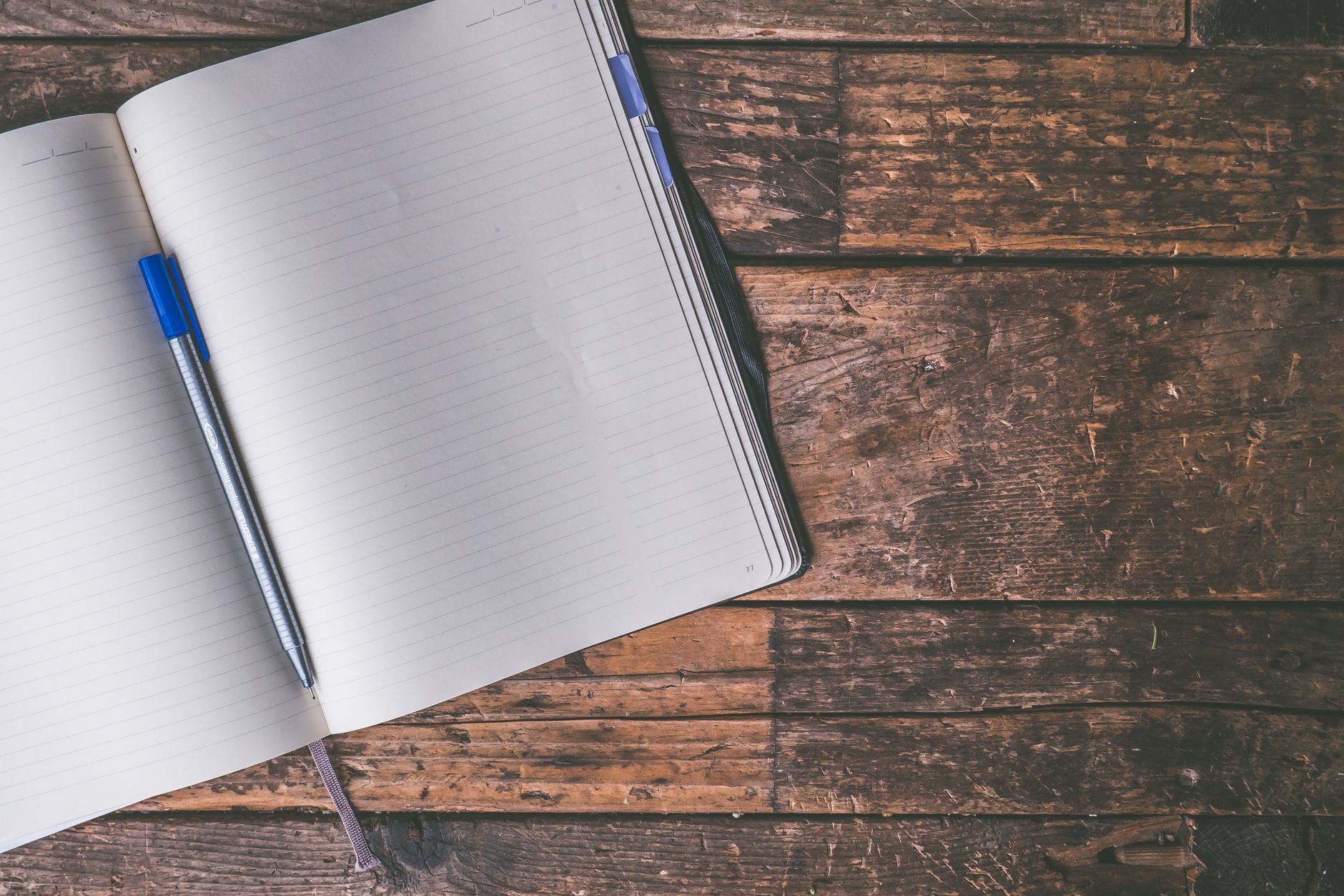 Carnet de notes ouvert sur un bureau.