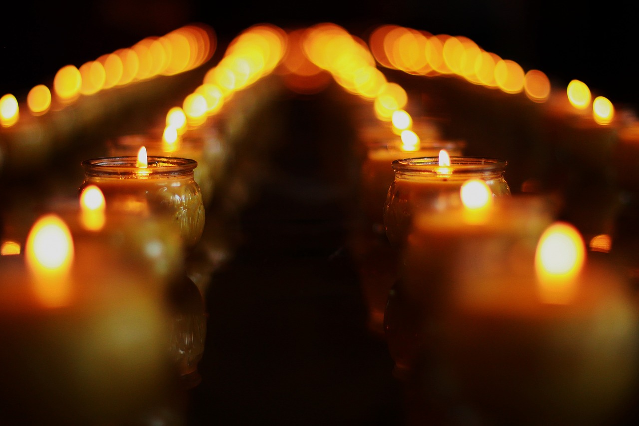 Bougie allumee dans une ambiance de meditation.