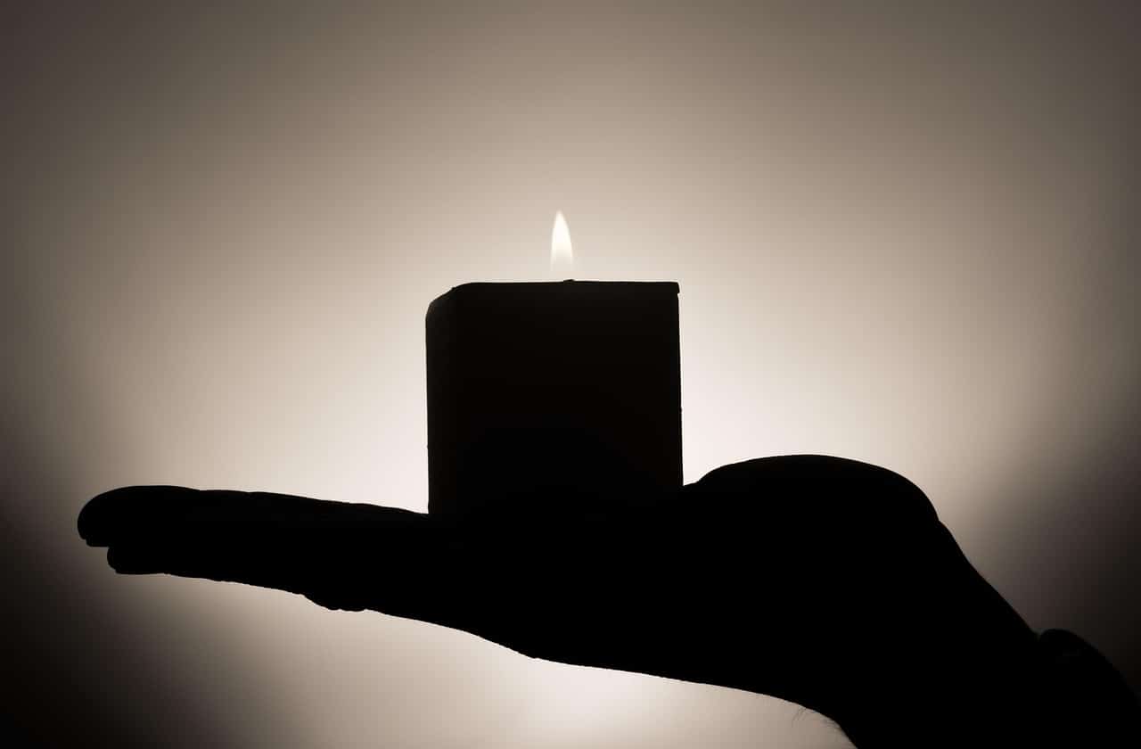 Bougie allumee dans une ambiance de meditation.