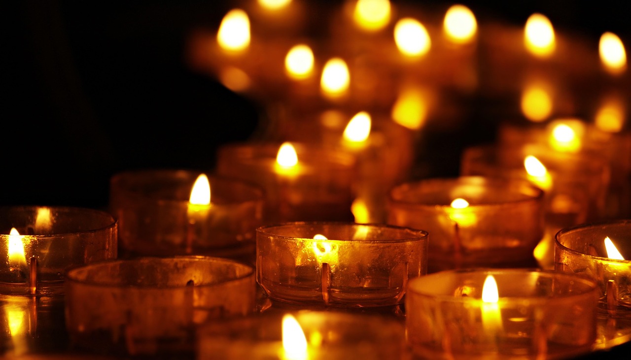 Bougie allumee dans une ambiance de meditation.