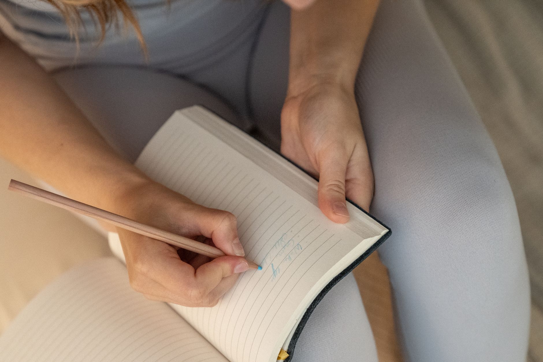 Carnet, stylo et calculatrice sur un bureau.