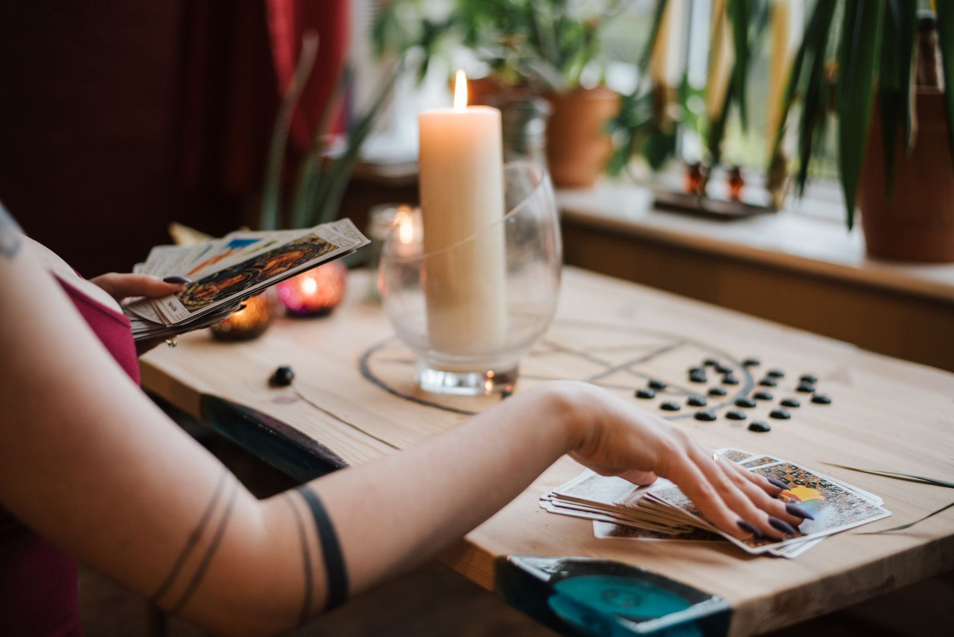 Cartes de tarot et bougies sur une table.