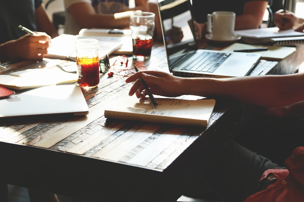 Carnet de notes ouvert sur un bureau.