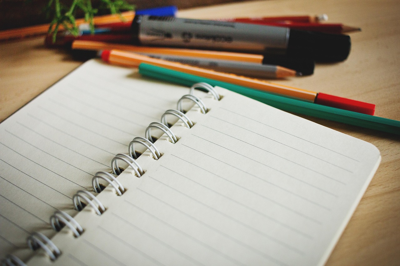 Nombres notes dans un carnet avec un stylo.