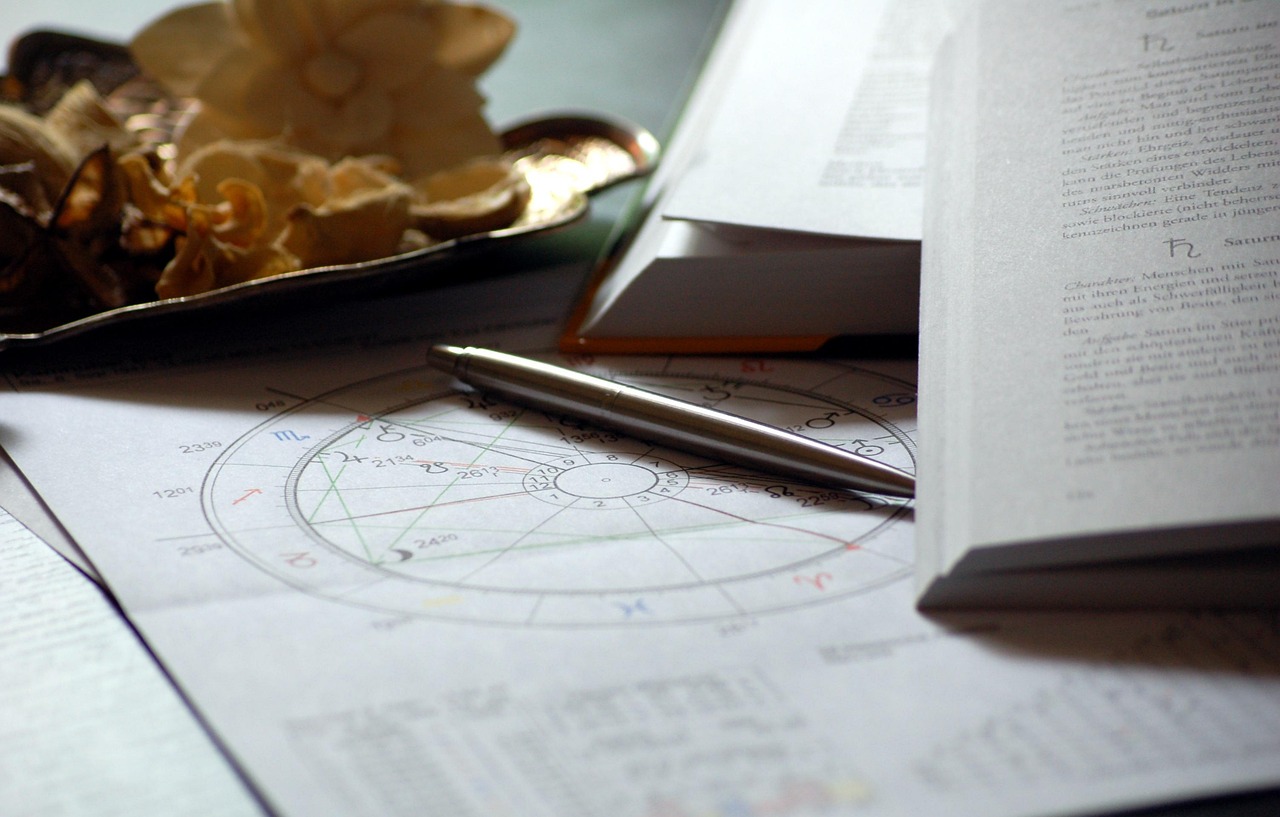 Phases de la lune ou symboles astrologiques.